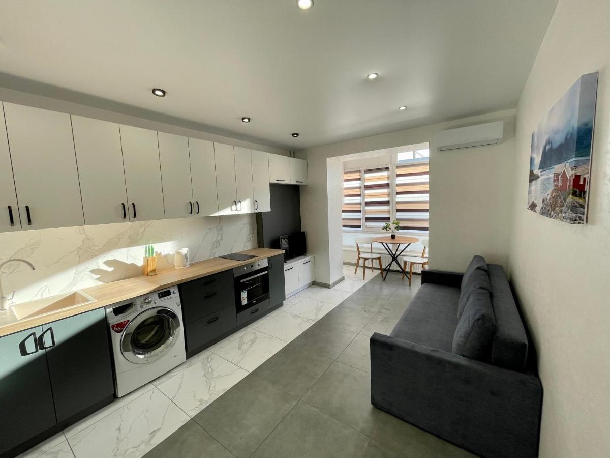 Apartment Premium In Center ايفانو - فرانكيفسك المظهر الخارجي الصورة