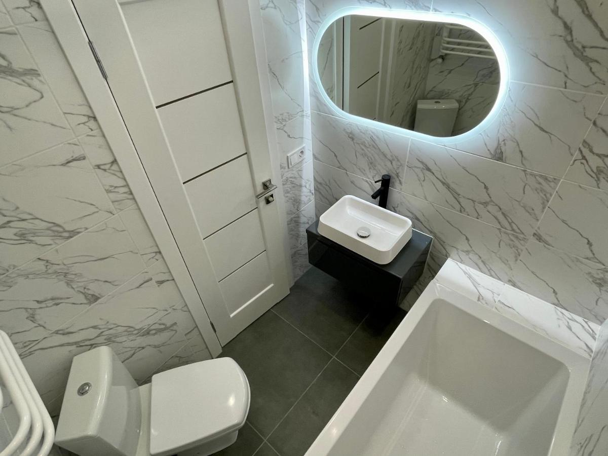 Apartment Premium In Center ايفانو - فرانكيفسك المظهر الخارجي الصورة